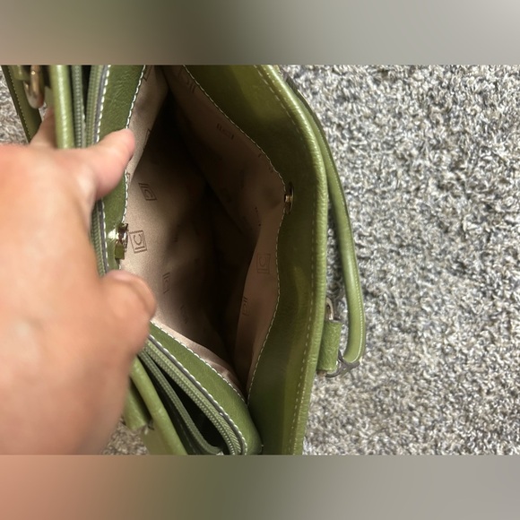 5/$25 Liz Claiborne olive green vegan leather spacious storage shoulder purse - Picture 6 of 14